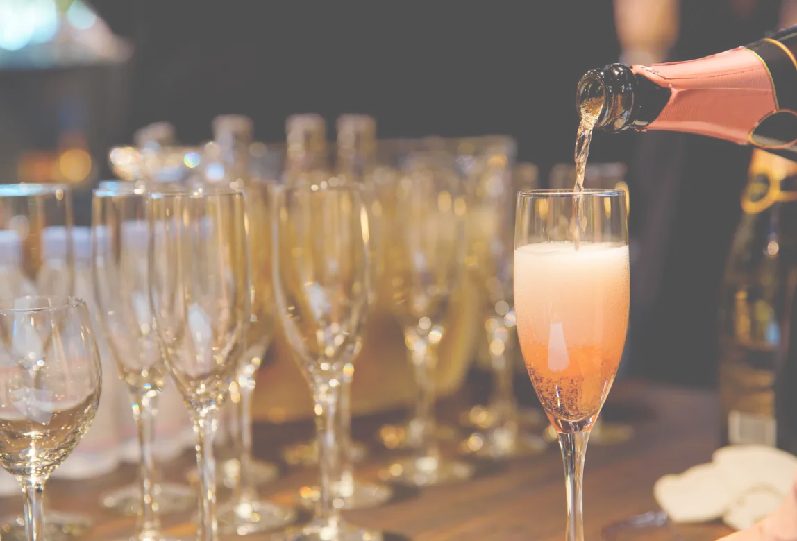 グラスにワインが注がれている様子